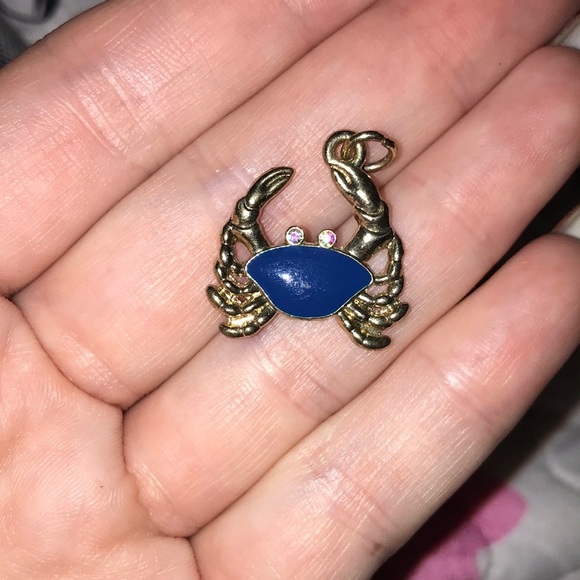 Cute little gold tone and blue enamel crab - Picture 1 of 2
